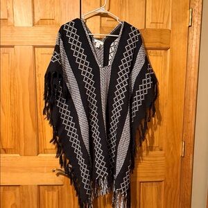 Mudd Black and White Patterned Sweater